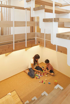 無垢スタイル建築設計 【3000万円台/40坪台】直線的で真っ白な外観が映える。木の香るリビングでホームパーティーを楽しむ住まいの建築実例画像6