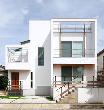 無垢スタイル建築設計 【3000万円台/40坪台】直線的で真っ白な外観が映える。木の香るリビングでホームパーティーを楽しむ住まいの建築実例画像7