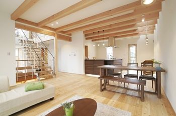 無垢スタイル建築設計 【3000万円台/40坪台】直線的で真っ白な外観が映える。木の香るリビングでホームパーティーを楽しむ住まいの建築実例画像8