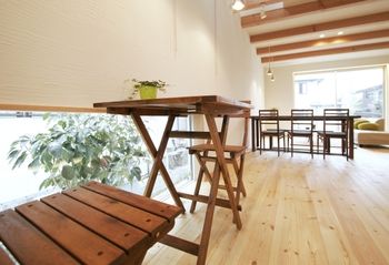 無垢スタイル建築設計 【3000万円台/40坪台】直線的で真っ白な外観が映える。木の香るリビングでホームパーティーを楽しむ住まいの建築実例画像9