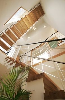 無垢スタイル建築設計 【3000万円台/40坪台】直線的で真っ白な外観が映える。木の香るリビングでホームパーティーを楽しむ住まいの建築実例画像10