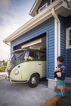 無垢スタイル建築設計 【2000万円台/30坪台】開放的なウッドデッキ、ビルトインガレージ搭載！アーリーアメリカン調の家の建築実例画像2