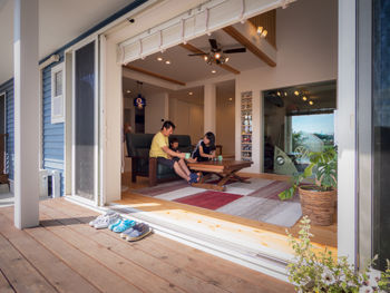 無垢スタイル建築設計 【2000万円台/30坪台】開放的なウッドデッキ、ビルトインガレージ搭載！アーリーアメリカン調の家の建築実例画像3