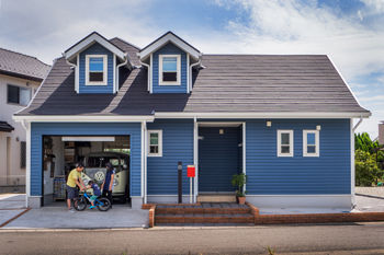 無垢スタイル建築設計 【2000万円台/30坪台】開放的なウッドデッキ、ビルトインガレージ搭載！アーリーアメリカン調の家の建築実例画像4