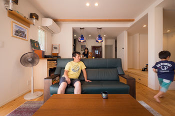 無垢スタイル建築設計 【2000万円台/30坪台】開放的なウッドデッキ、ビルトインガレージ搭載！アーリーアメリカン調の家の建築実例画像5