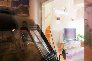 無垢スタイル建築設計 【2000万円台/30坪台】開放的なウッドデッキ、ビルトインガレージ搭載！アーリーアメリカン調の家の建築実例画像6