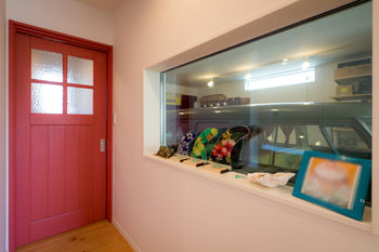 無垢スタイル建築設計 【2000万円台/30坪台】開放的なウッドデッキ、ビルトインガレージ搭載！アーリーアメリカン調の家の建築実例画像7