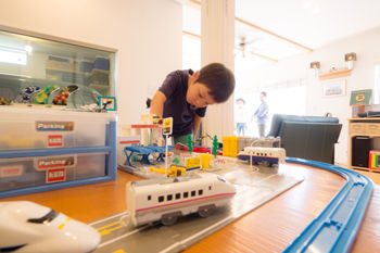 無垢スタイル建築設計 【2000万円台/30坪台】開放的なウッドデッキ、ビルトインガレージ搭載！アーリーアメリカン調の家の建築実例画像8