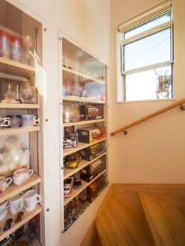 無垢スタイル建築設計 【2000万円台/30坪台】開放的なウッドデッキ、ビルトインガレージ搭載！アーリーアメリカン調の家の建築実例画像9