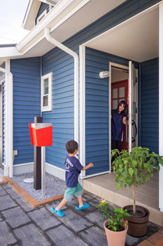 無垢スタイル建築設計 【2000万円台/30坪台】開放的なウッドデッキ、ビルトインガレージ搭載！アーリーアメリカン調の家の建築実例画像10