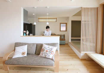 無垢スタイル建築設計 【2000万円台/20坪台】木の質感とシンプルモダンな和のテイストが広がる家の建築実例画像3