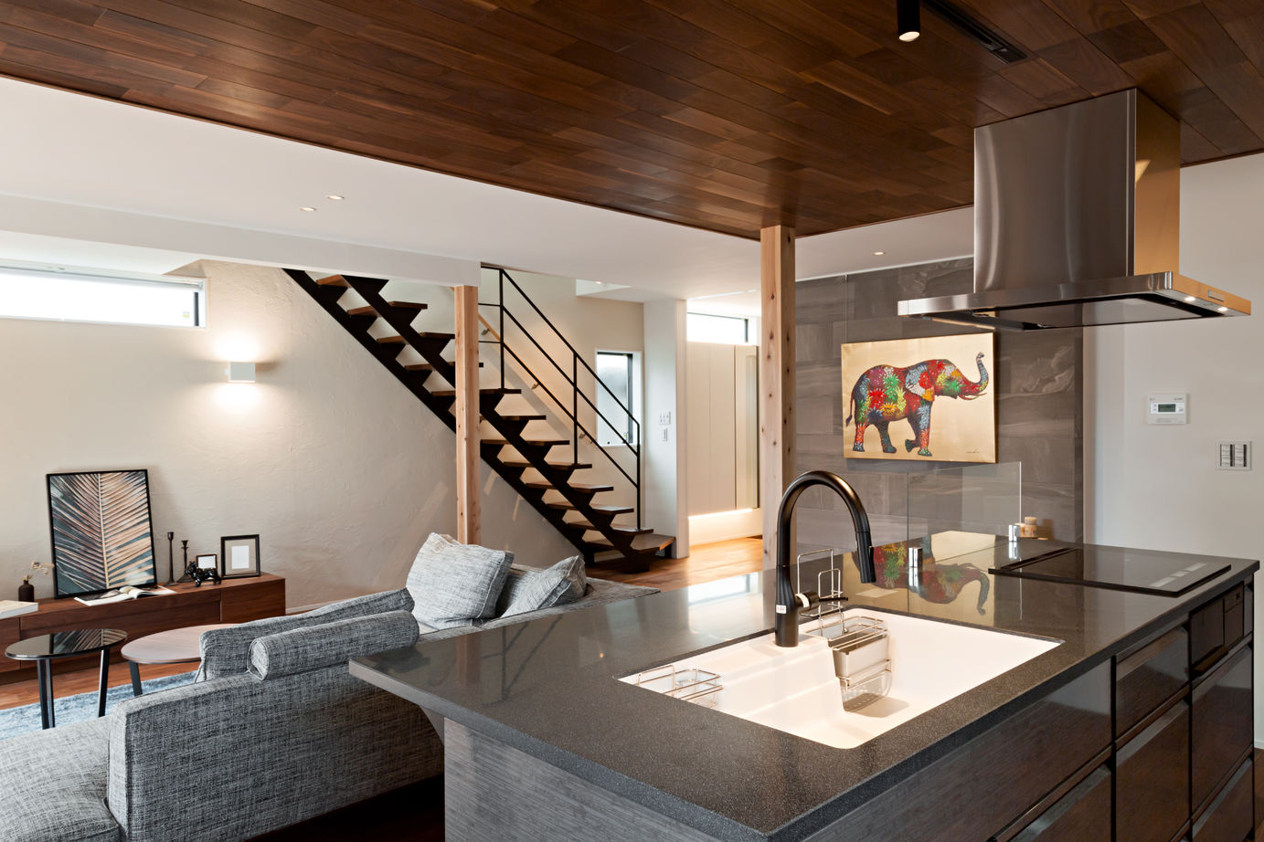 無垢スタイル建築設計 【3000万円台/40坪台/デッキ/間取図有】30畳＋14畳の開放感は圧巻！ラグジュアリーモダンな無垢の家の建築実例画像2