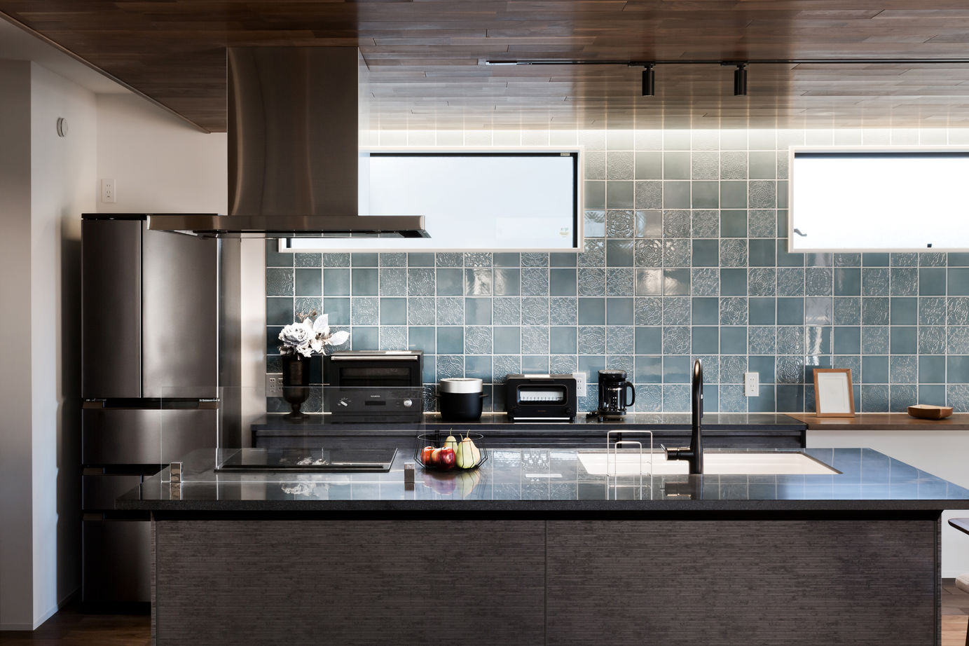 無垢スタイル建築設計 【3000万円台/40坪台/デッキ/間取図有】30畳＋14畳の開放感は圧巻！ラグジュアリーモダンな無垢の家の建築実例画像3