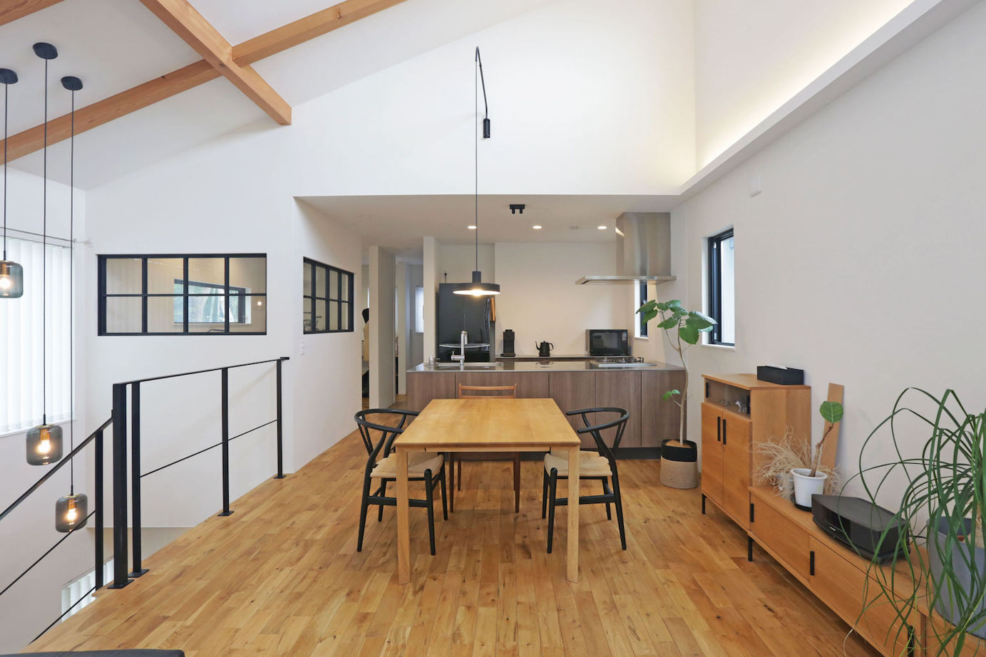 無垢スタイル建築設計 【2500万円台/20坪台/吹抜/自然素材】目の前が公園という立地を活かし、借景を楽しむ2階リビングの家の建築実例画像1