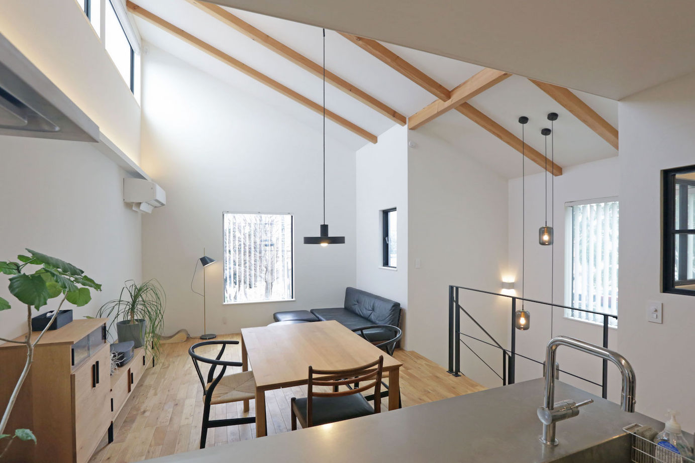 無垢スタイル建築設計 【2500万円台/20坪台/吹抜/自然素材】目の前が公園という立地を活かし、借景を楽しむ2階リビングの家の建築実例画像4