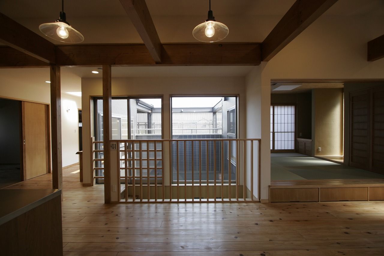 無垢スタイル建築設計 【5000万円台/60坪台/中庭/2階リビング】自然素材の心地よさに包まれ、陶芸に没頭できる工房のある家の建築実例画像4