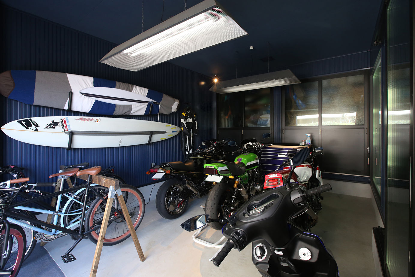 無垢スタイル建築設計 【3000万円台/20坪台/バイクガレージ】まさに男前！インダストリアルなデザインが心弾ませるガレージハウスの建築実例画像2