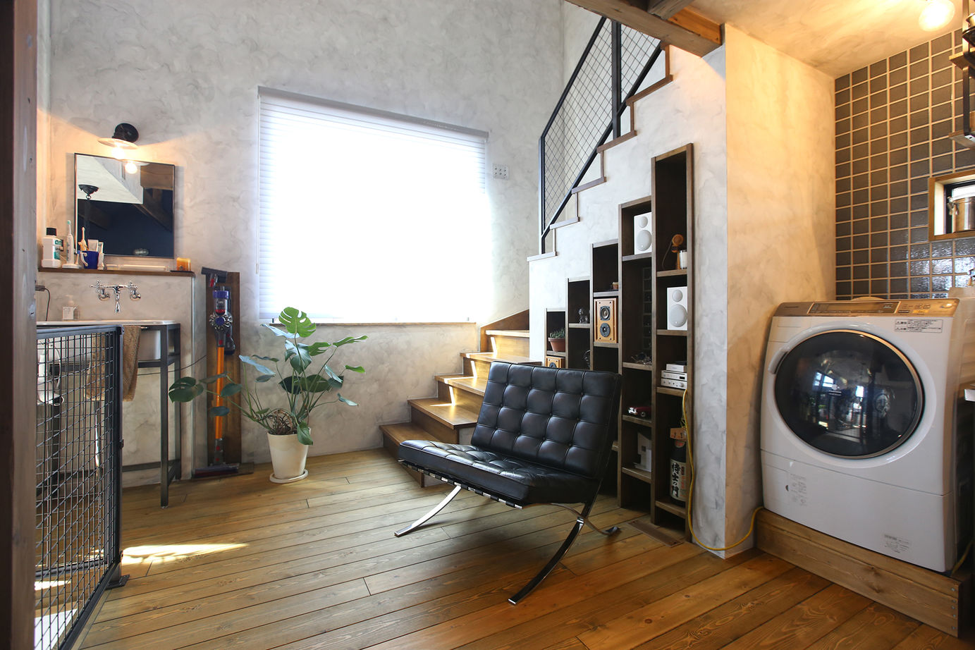 無垢スタイル建築設計 【3000万円台/20坪台/バイクガレージ】まさに男前！インダストリアルなデザインが心弾ませるガレージハウスの建築実例画像3