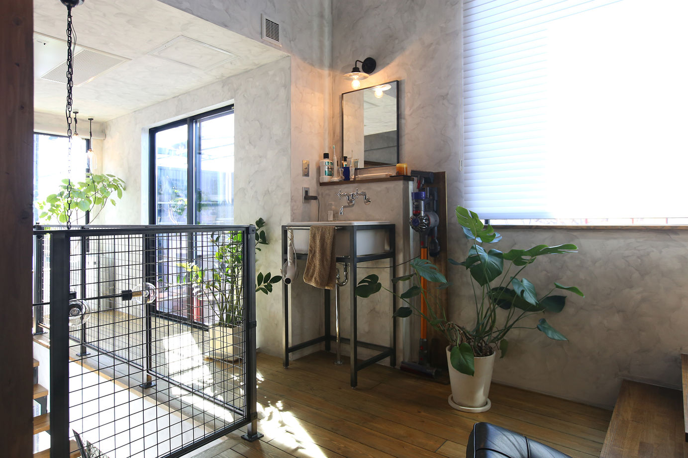 無垢スタイル建築設計 【3000万円台/20坪台/バイクガレージ】まさに男前！インダストリアルなデザインが心弾ませるガレージハウスの建築実例画像4