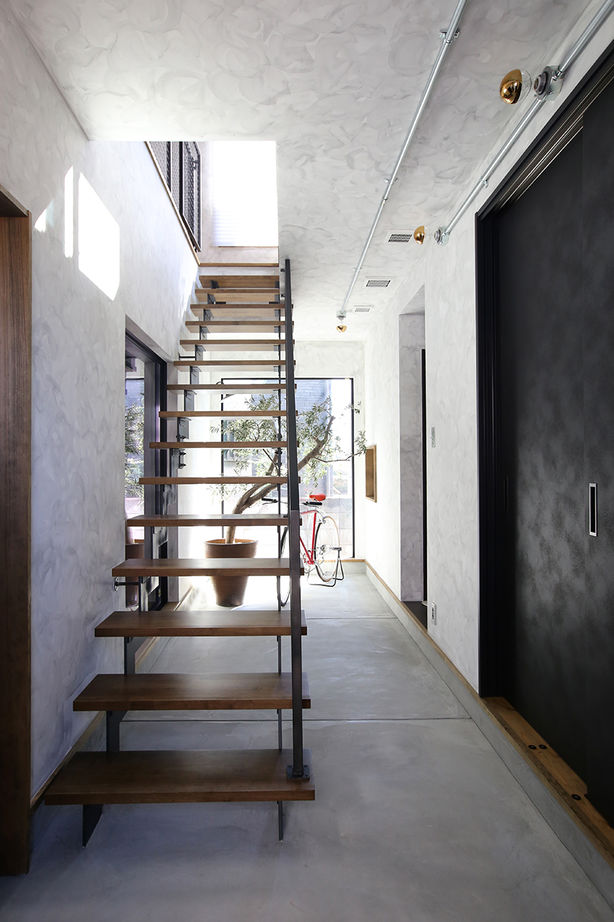 無垢スタイル建築設計 【3000万円台/20坪台/バイクガレージ】まさに男前！インダストリアルなデザインが心弾ませるガレージハウスの建築実例画像7