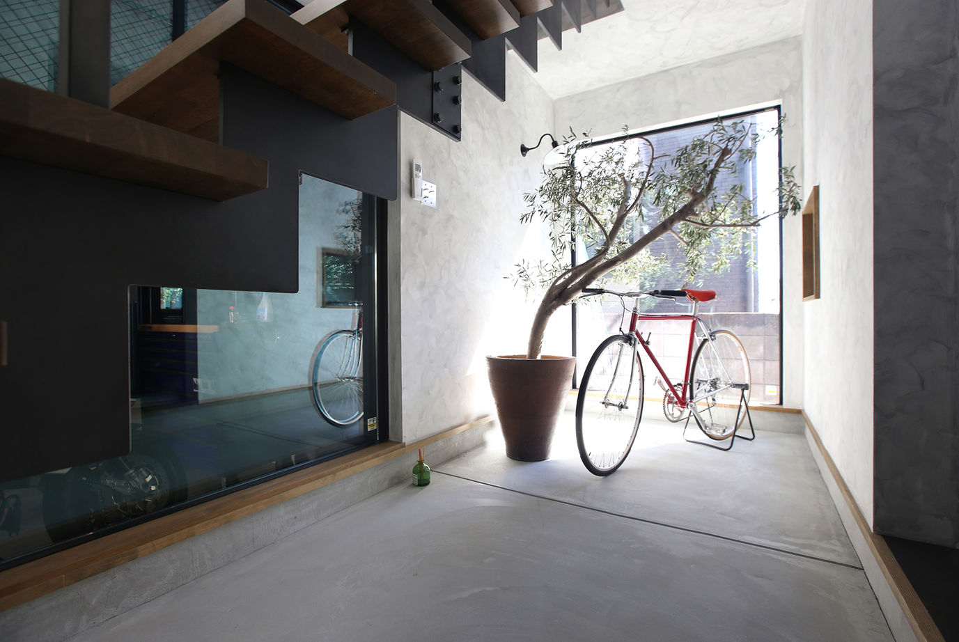 無垢スタイル建築設計 【3000万円台/20坪台/バイクガレージ】まさに男前！インダストリアルなデザインが心弾ませるガレージハウスの建築実例画像8