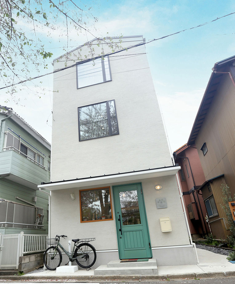 無垢スタイル建築設計 【3000万円台/30坪台/狭小地/3階建て/併用住宅】ピクチャーウィンドウとアートが融合するアトリエ併用住宅の建築実例画像2