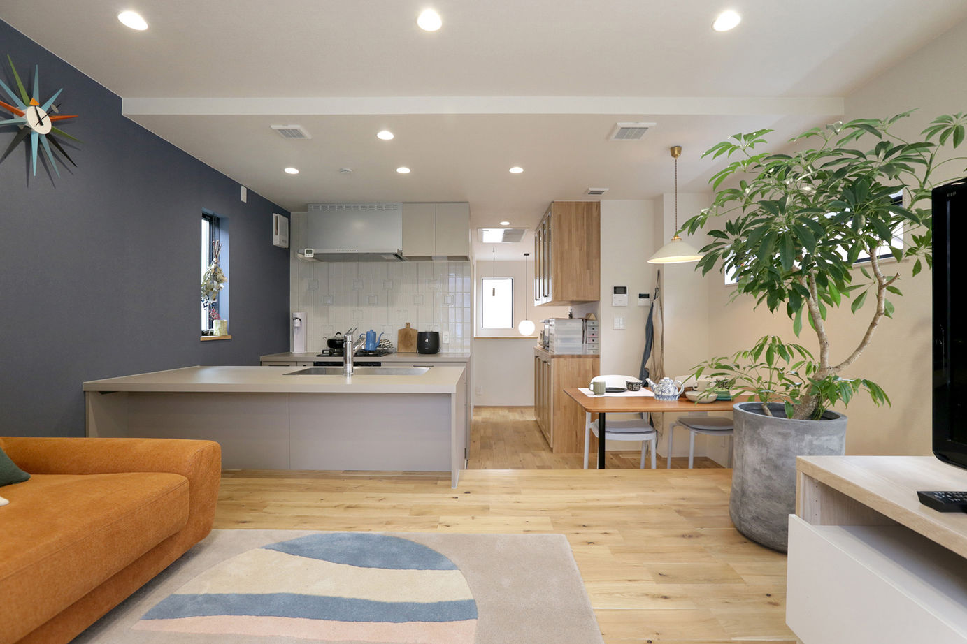 無垢スタイル建築設計 【3000万円台/30坪台/狭小地/3階建て/併用住宅】ピクチャーウィンドウとアートが融合するアトリエ併用住宅の建築実例画像3