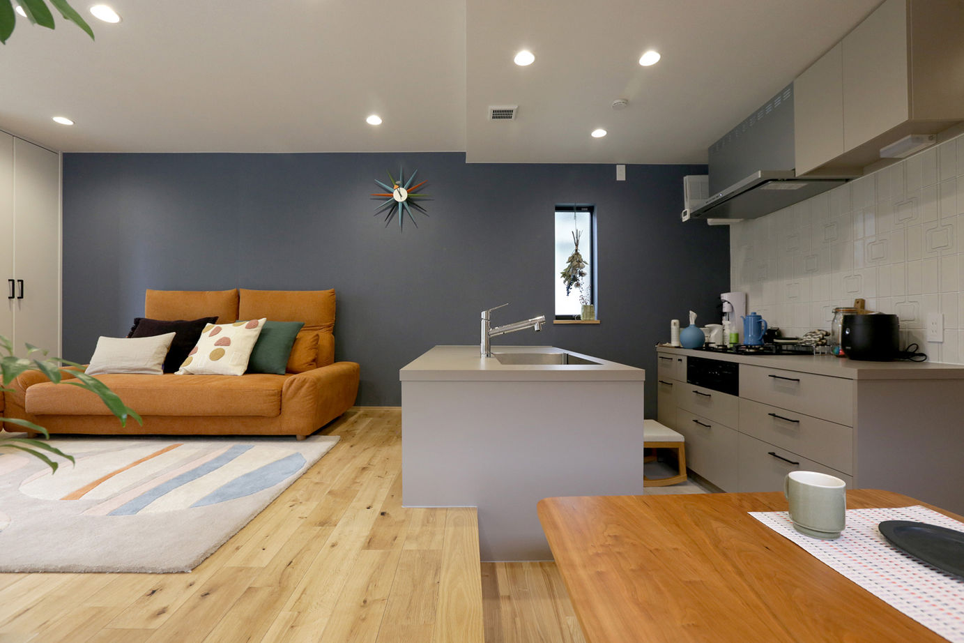 無垢スタイル建築設計 【3000万円台/30坪台/狭小地/3階建て/併用住宅】ピクチャーウィンドウとアートが融合するアトリエ併用住宅の建築実例画像4