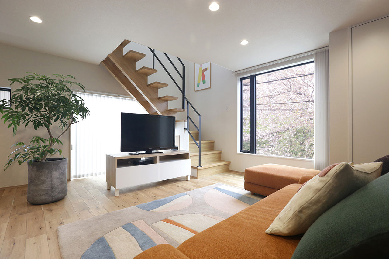 無垢スタイル建築設計 【3000万円台/30坪台/狭小地/3階建て/併用住宅】ピクチャーウィンドウとアートが融合するアトリエ併用住宅の建築実例画像5