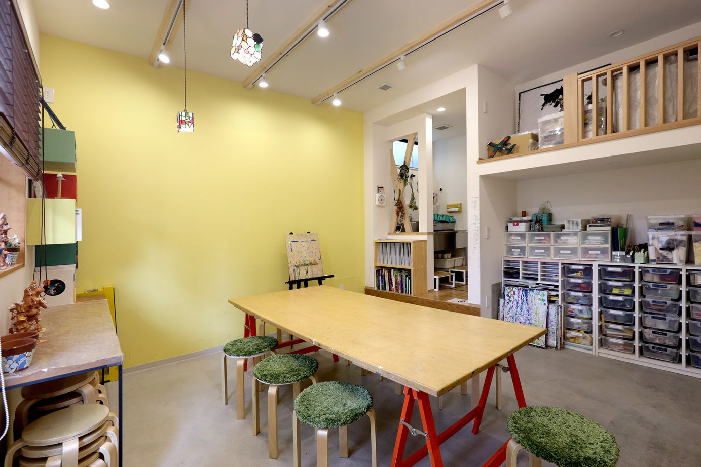 無垢スタイル建築設計 【3000万円台/30坪台/狭小地/3階建て/併用住宅】ピクチャーウィンドウとアートが融合するアトリエ併用住宅の建築実例画像6