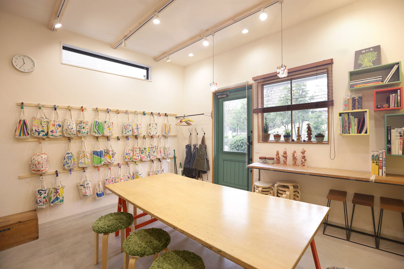 無垢スタイル建築設計 【3000万円台/30坪台/狭小地/3階建て/併用住宅】ピクチャーウィンドウとアートが融合するアトリエ併用住宅の建築実例画像7