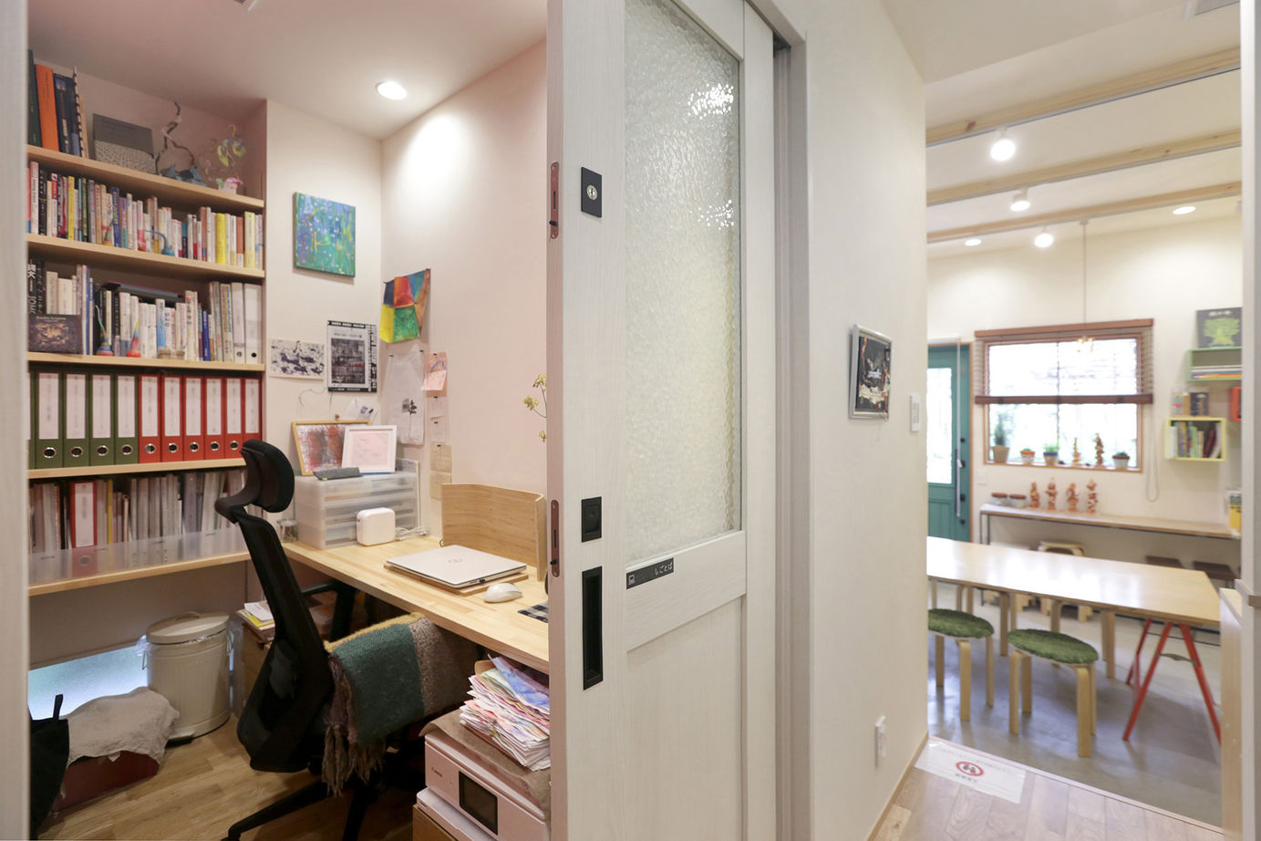 無垢スタイル建築設計 【3000万円台/30坪台/狭小地/3階建て/併用住宅】ピクチャーウィンドウとアートが融合するアトリエ併用住宅の建築実例画像8