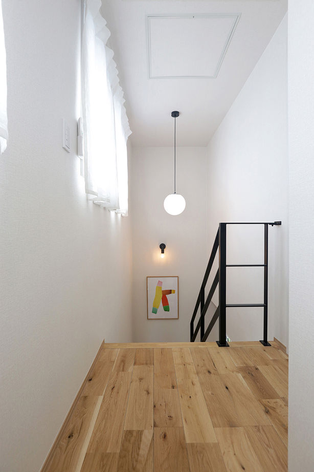 無垢スタイル建築設計 【3000万円台/30坪台/狭小地/3階建て/併用住宅】ピクチャーウィンドウとアートが融合するアトリエ併用住宅の建築実例画像9