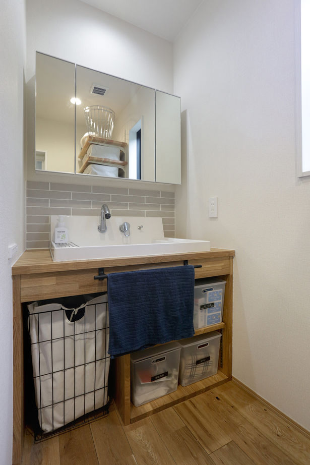 無垢スタイル建築設計 【3000万円台/30坪台/狭小地/3階建て/併用住宅】ピクチャーウィンドウとアートが融合するアトリエ併用住宅の建築実例画像10