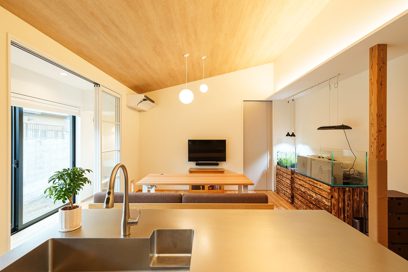 無垢スタイル建築設計 【3000万円台/20坪台/平屋/ビルトインガレージ】年を重ねても暮らしやすいワンフロアは光と落ち着きの空間の建築実例画像2