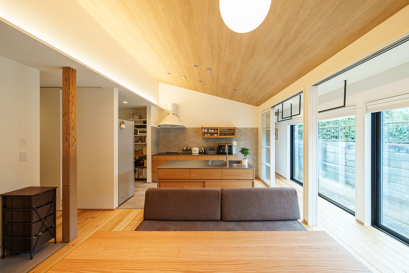 無垢スタイル建築設計 【3000万円台/20坪台/平屋/ビルトインガレージ】年を重ねても暮らしやすいワンフロアは光と落ち着きの空間の建築実例画像3