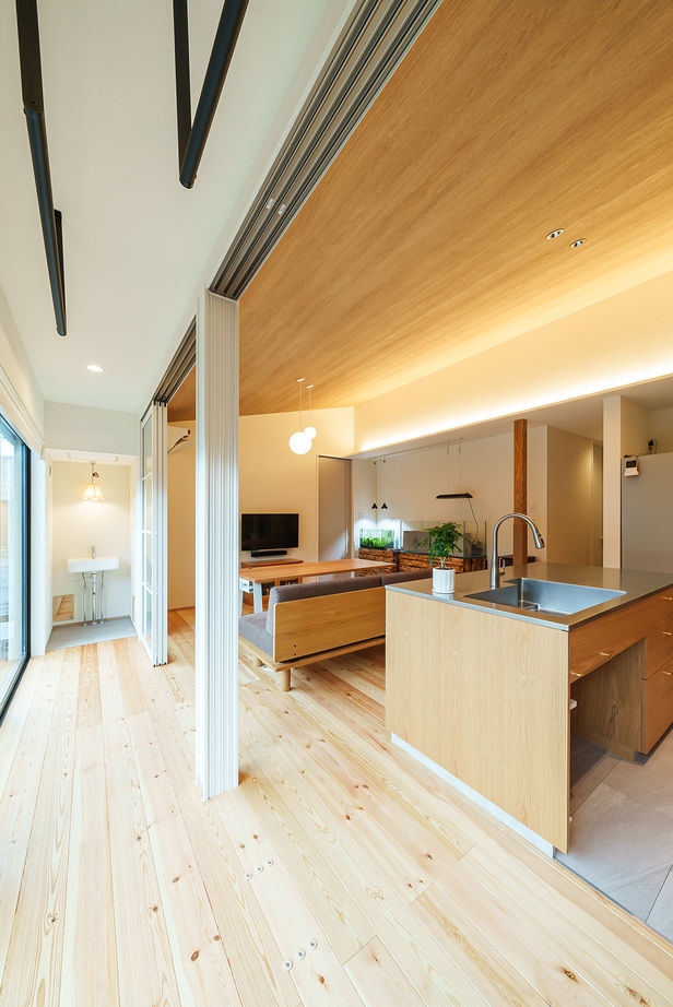 無垢スタイル建築設計 【3000万円台/20坪台/平屋/ビルトインガレージ】年を重ねても暮らしやすいワンフロアは光と落ち着きの空間の建築実例画像4