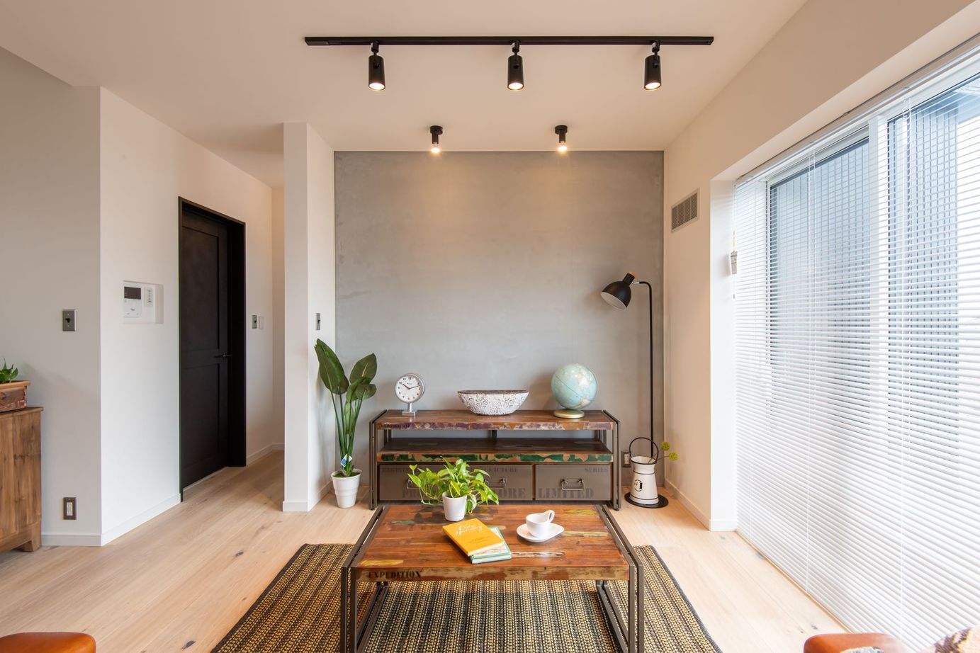 無垢スタイル建築設計 【20坪台/ナチュラル】ダークカラーのシンプルな外観　モルタルなどふんだんに使用した高性能デザイン平屋の建築実例画像3