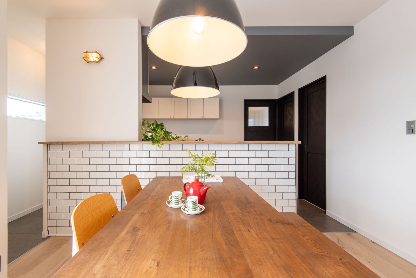 無垢スタイル建築設計 【20坪台/ナチュラル】ダークカラーのシンプルな外観　モルタルなどふんだんに使用した高性能デザイン平屋の建築実例画像4