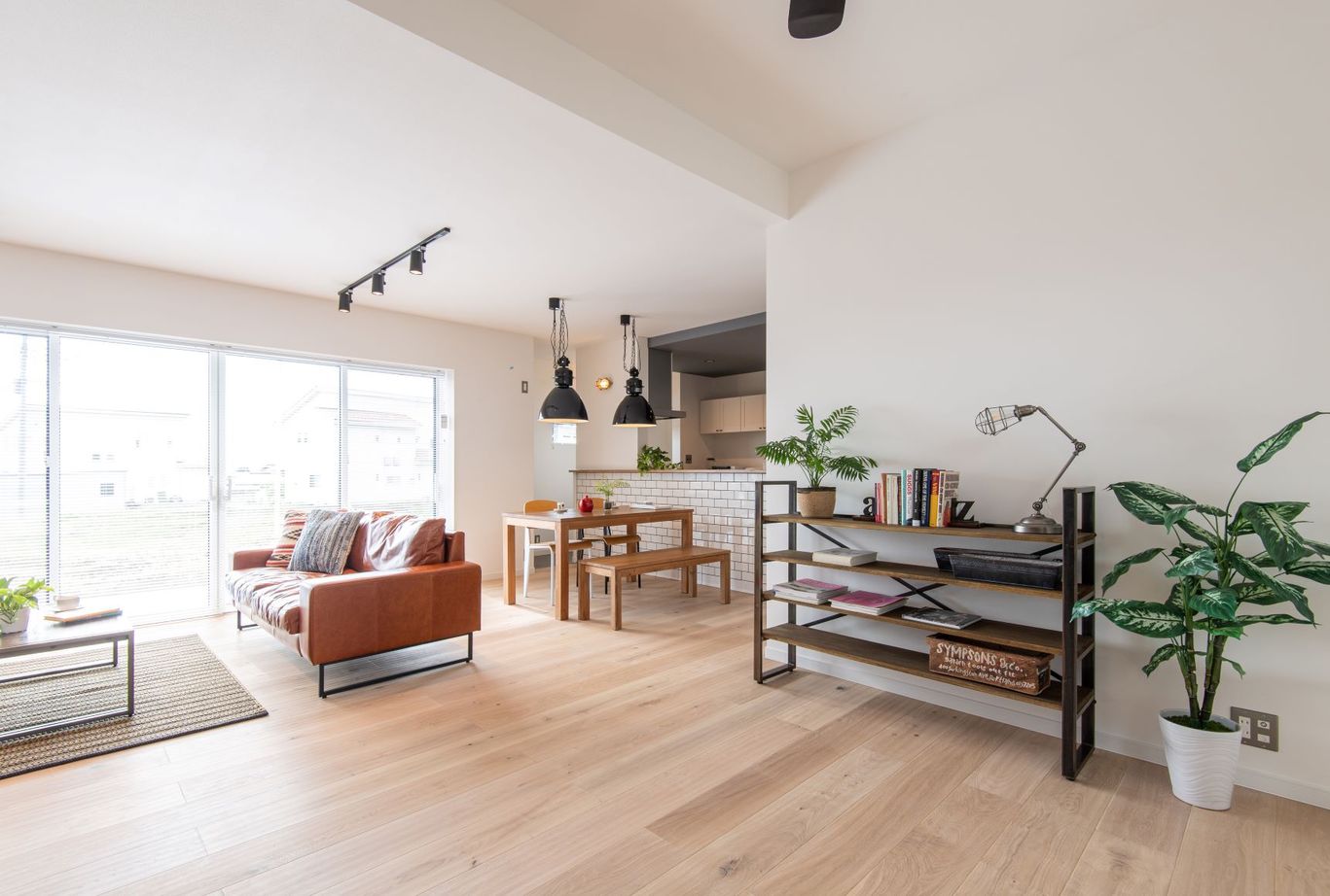 無垢スタイル建築設計 【20坪台/ナチュラル】ダークカラーのシンプルな外観　モルタルなどふんだんに使用した高性能デザイン平屋の建築実例画像5