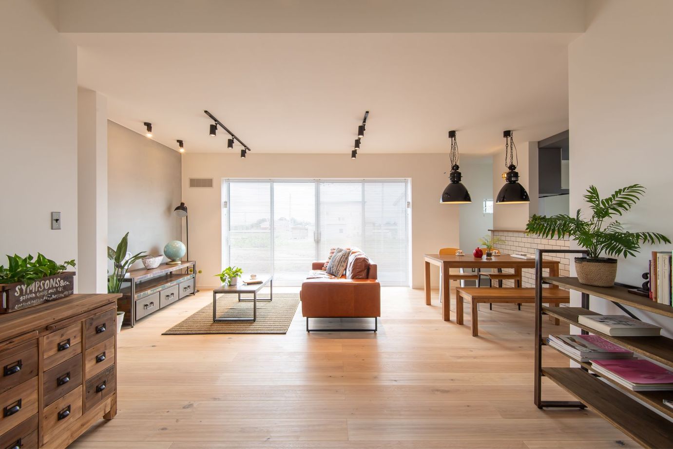 無垢スタイル建築設計 【20坪台/ナチュラル】ダークカラーのシンプルな外観　モルタルなどふんだんに使用した高性能デザイン平屋の建築実例画像7