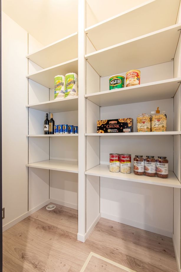 無垢スタイル建築設計 【20坪台/ナチュラル】ダークカラーのシンプルな外観　モルタルなどふんだんに使用した高性能デザイン平屋の建築実例画像8