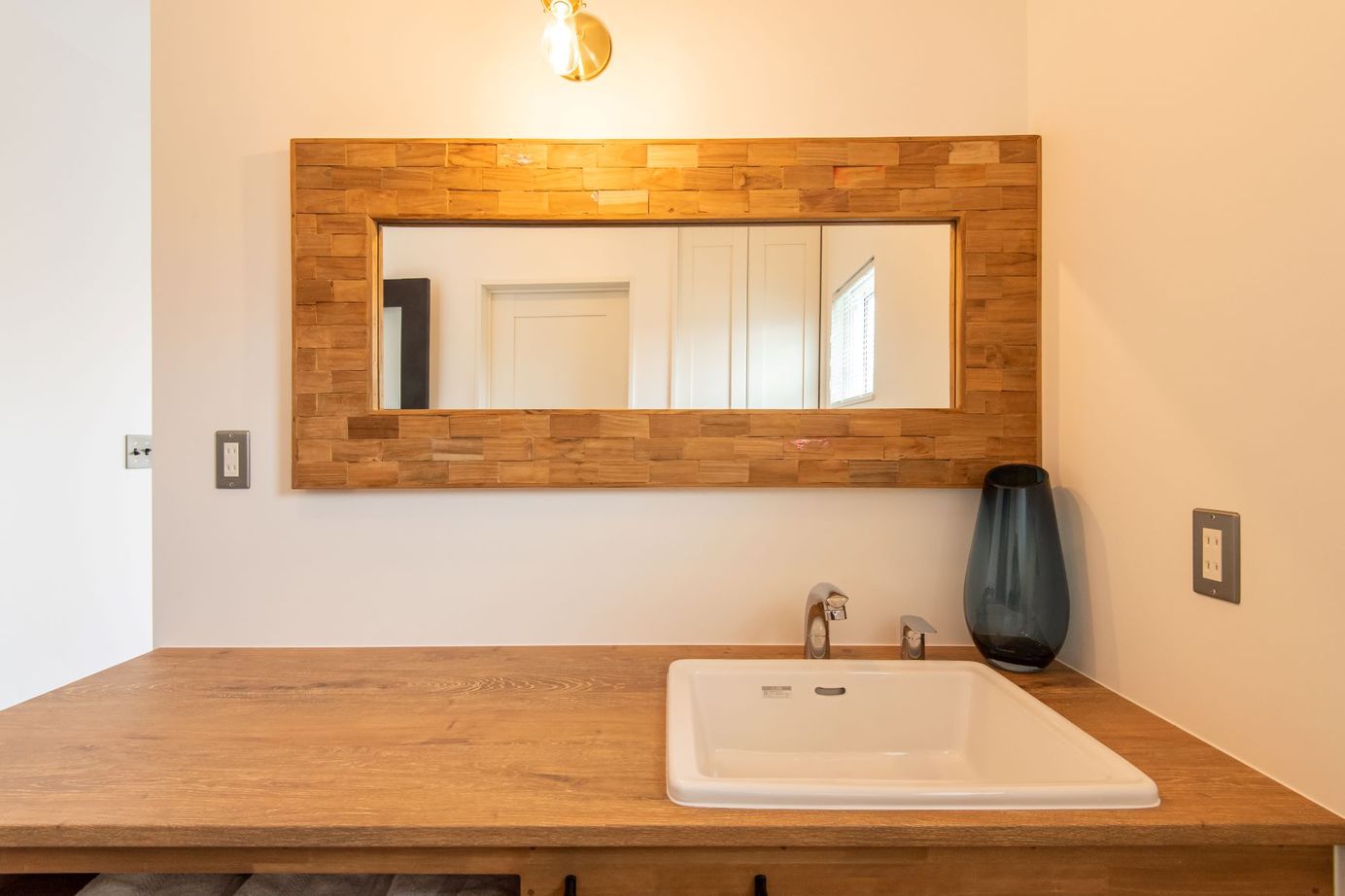 無垢スタイル建築設計 【20坪台/ナチュラル】ダークカラーのシンプルな外観　モルタルなどふんだんに使用した高性能デザイン平屋の建築実例画像9