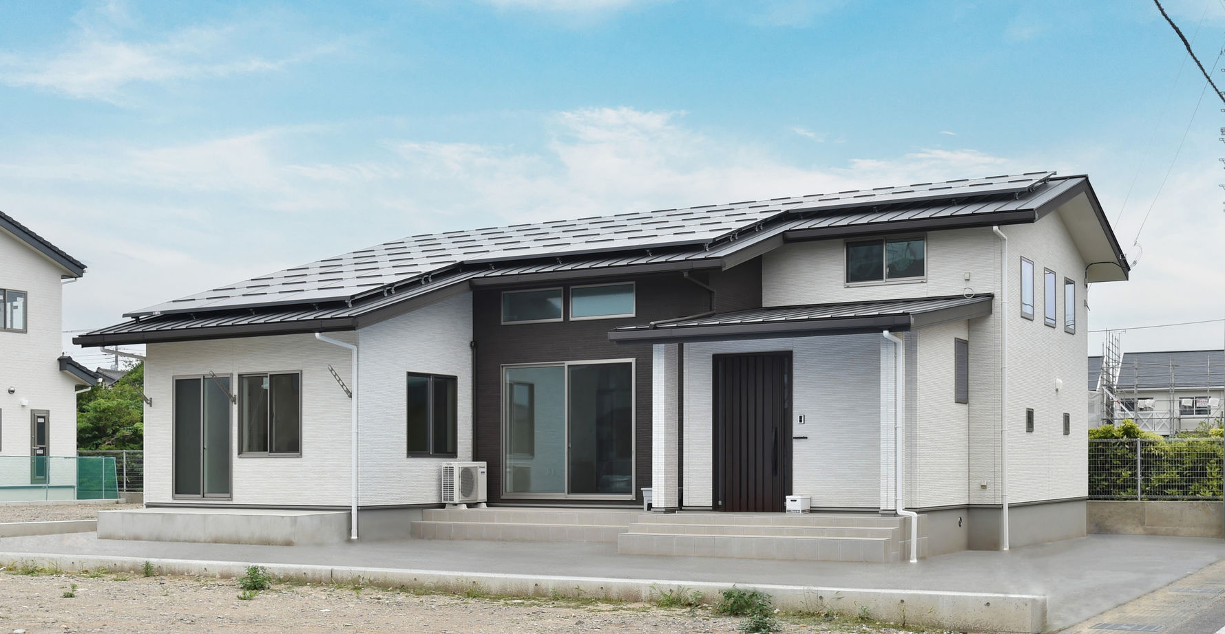 無垢スタイル建築設計 【2000万円台/40坪台/平屋/ナチュラル/スキップフロア】開放的なリビングとスキップフロアのあるモダンな家の建築実例画像2