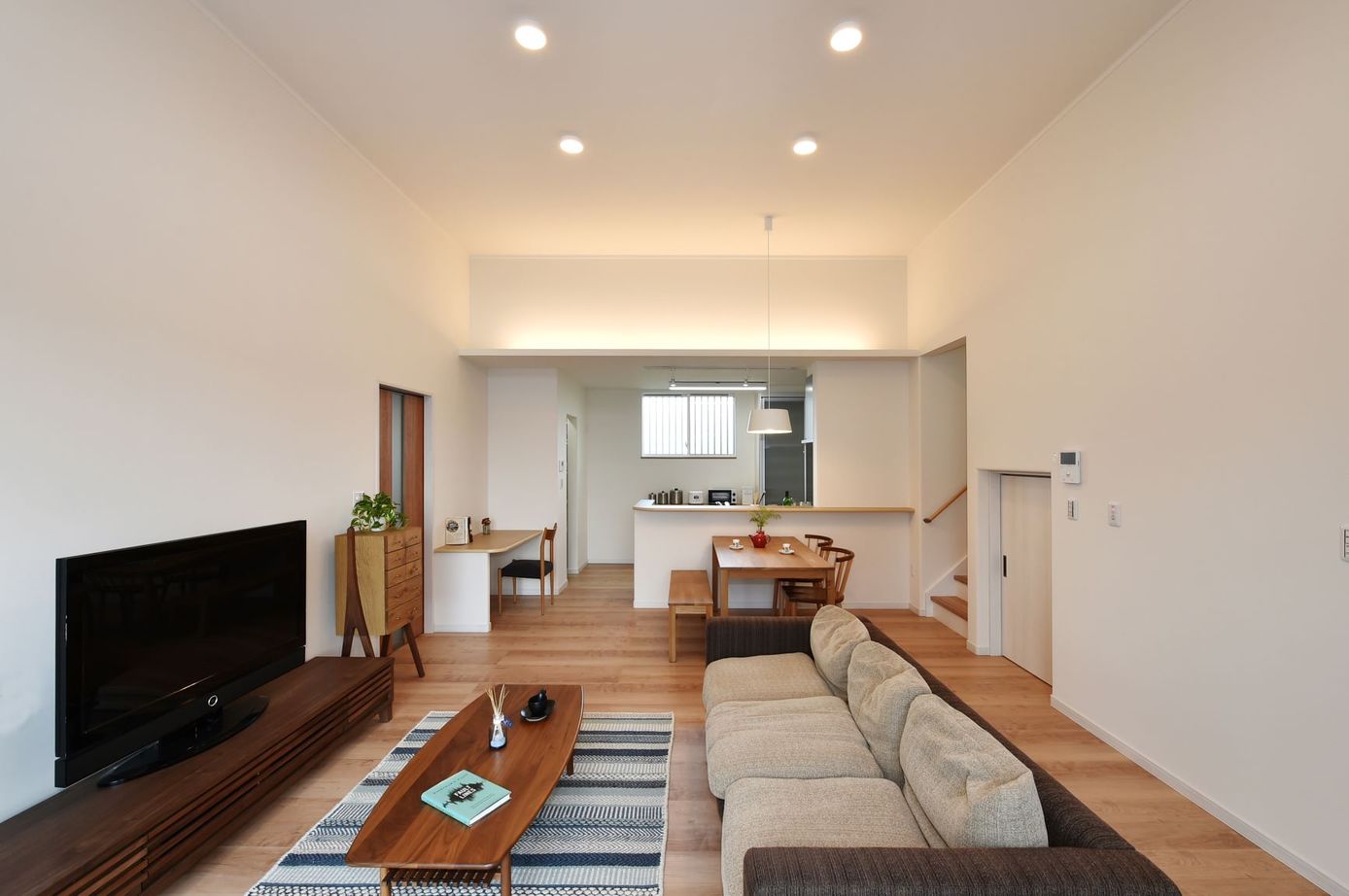 無垢スタイル建築設計 【2000万円台/40坪台/平屋/ナチュラル/スキップフロア】開放的なリビングとスキップフロアのあるモダンな家の建築実例画像3