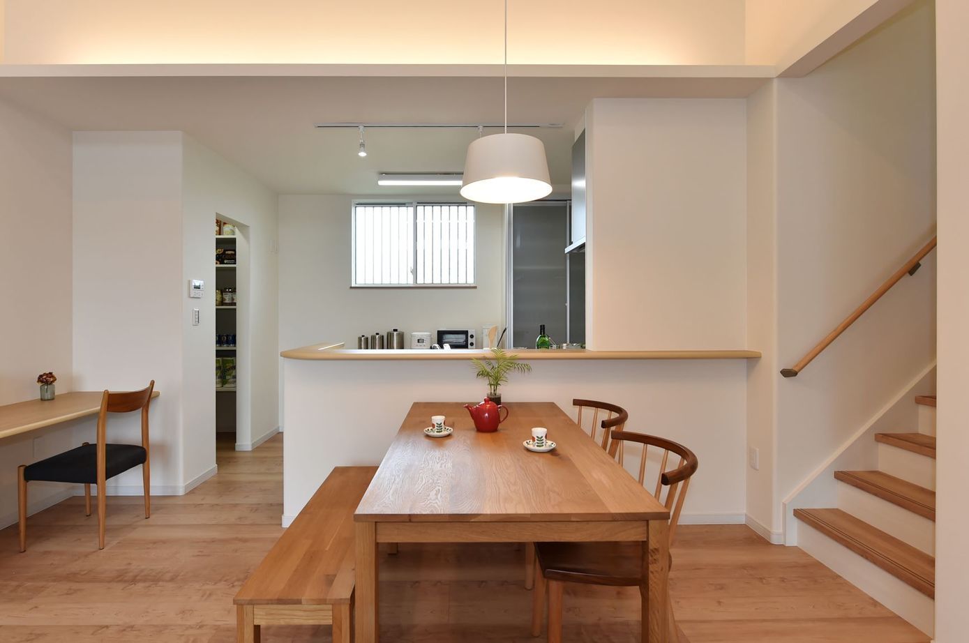 無垢スタイル建築設計 【2000万円台/40坪台/平屋/ナチュラル/スキップフロア】開放的なリビングとスキップフロアのあるモダンな家の建築実例画像4