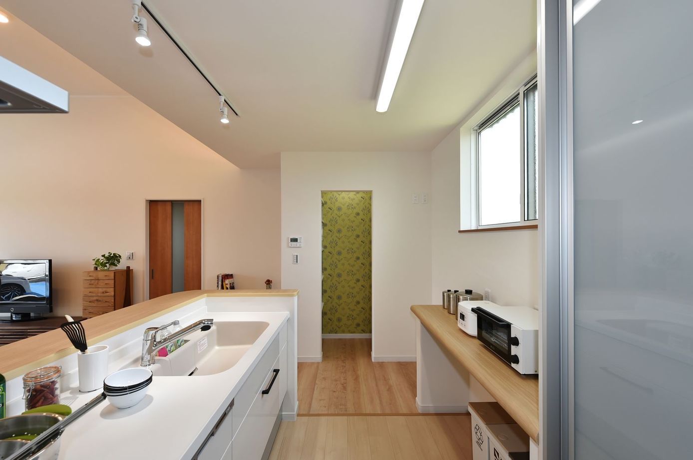 無垢スタイル建築設計 【2000万円台/40坪台/平屋/ナチュラル/スキップフロア】開放的なリビングとスキップフロアのあるモダンな家の建築実例画像5