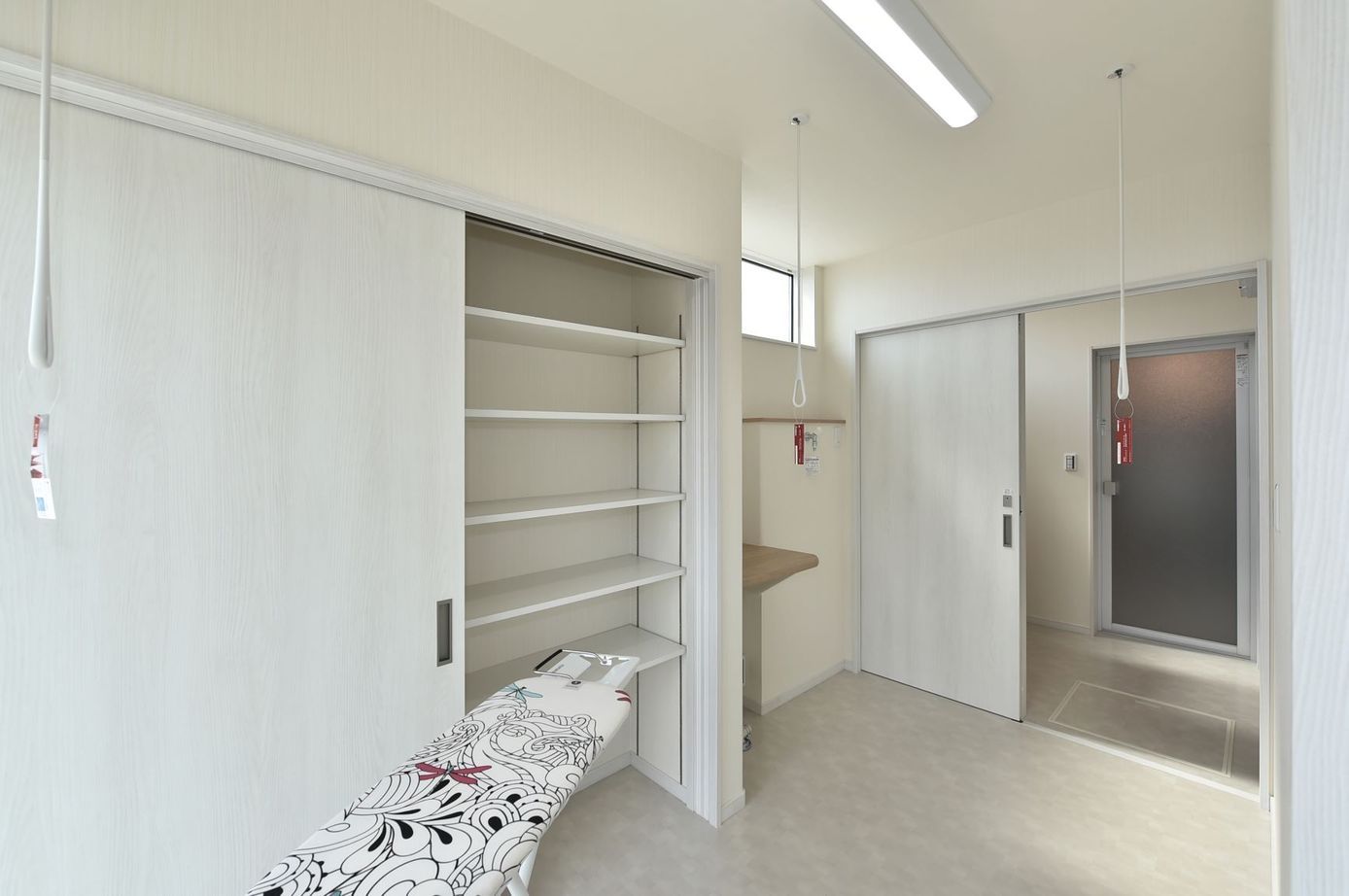 無垢スタイル建築設計 【2000万円台/40坪台/平屋/ナチュラル/スキップフロア】開放的なリビングとスキップフロアのあるモダンな家の建築実例画像7