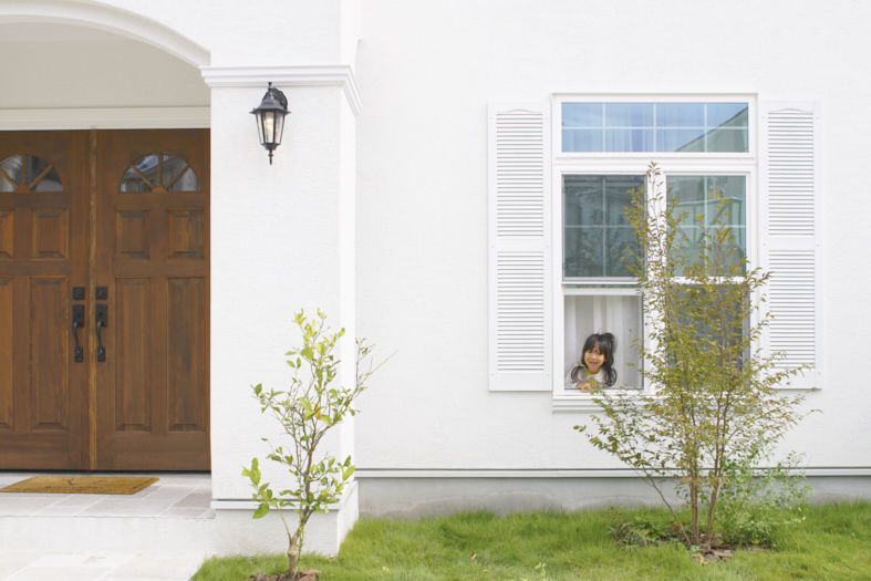 アップルヤードデザイン 【横浜市/2000万円台/間取図有/お城みたいな家/吹き抜け】店舗併用・フレンチモダンスタイルの輸入住宅の建築実例画像2