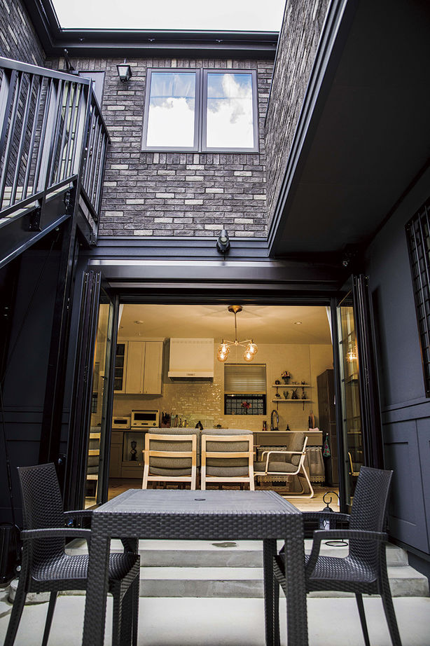 アップルヤードデザイン 【調布市/3000万円台/間取図有】ブルックリン×フレンチスタイル。テラスがつなぐコの字型の二世帯住宅の建築実例画像2